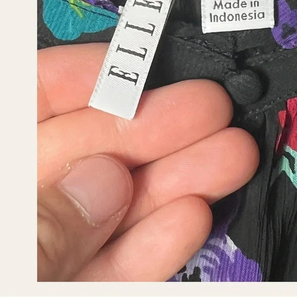 0411W. Elle SHEER LONG SLEEVE TOP KEYHOLE IN FRONT FLORAL PATTERN BLACK SIZE XL - Picture 5 of 9